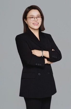 오남양지 리드앤톡 영어학원 원장 김선희. 검은 재킷을 입고 팔짱을 끼고 있어요.